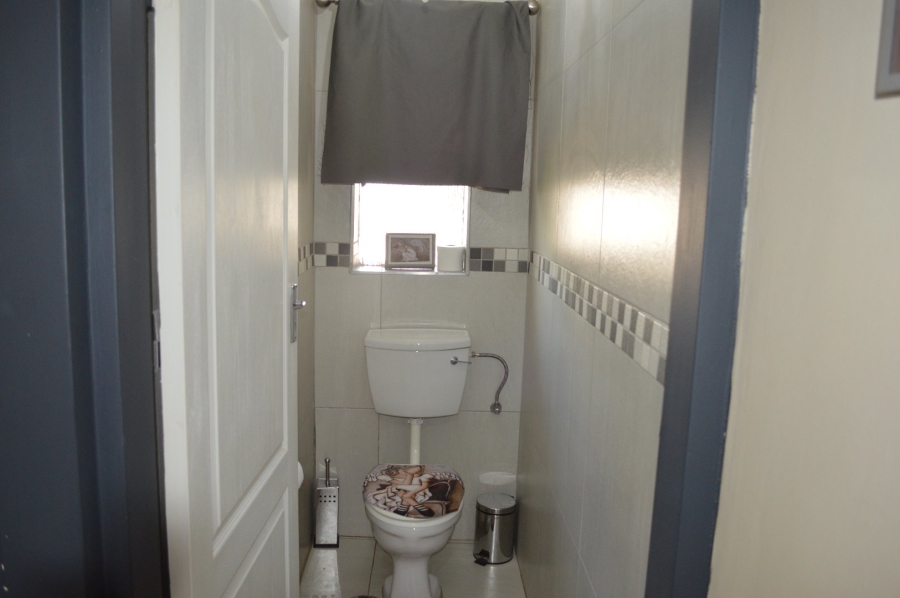 8 Bedroom Property for Sale in Flamwood North West